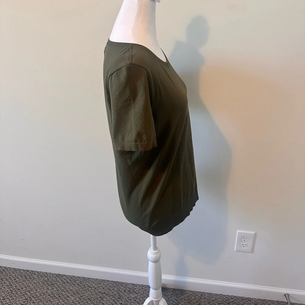 Athleta Women’s In Motion Seamless Tee Army Green - Size Medium - Picture 4 of 5
